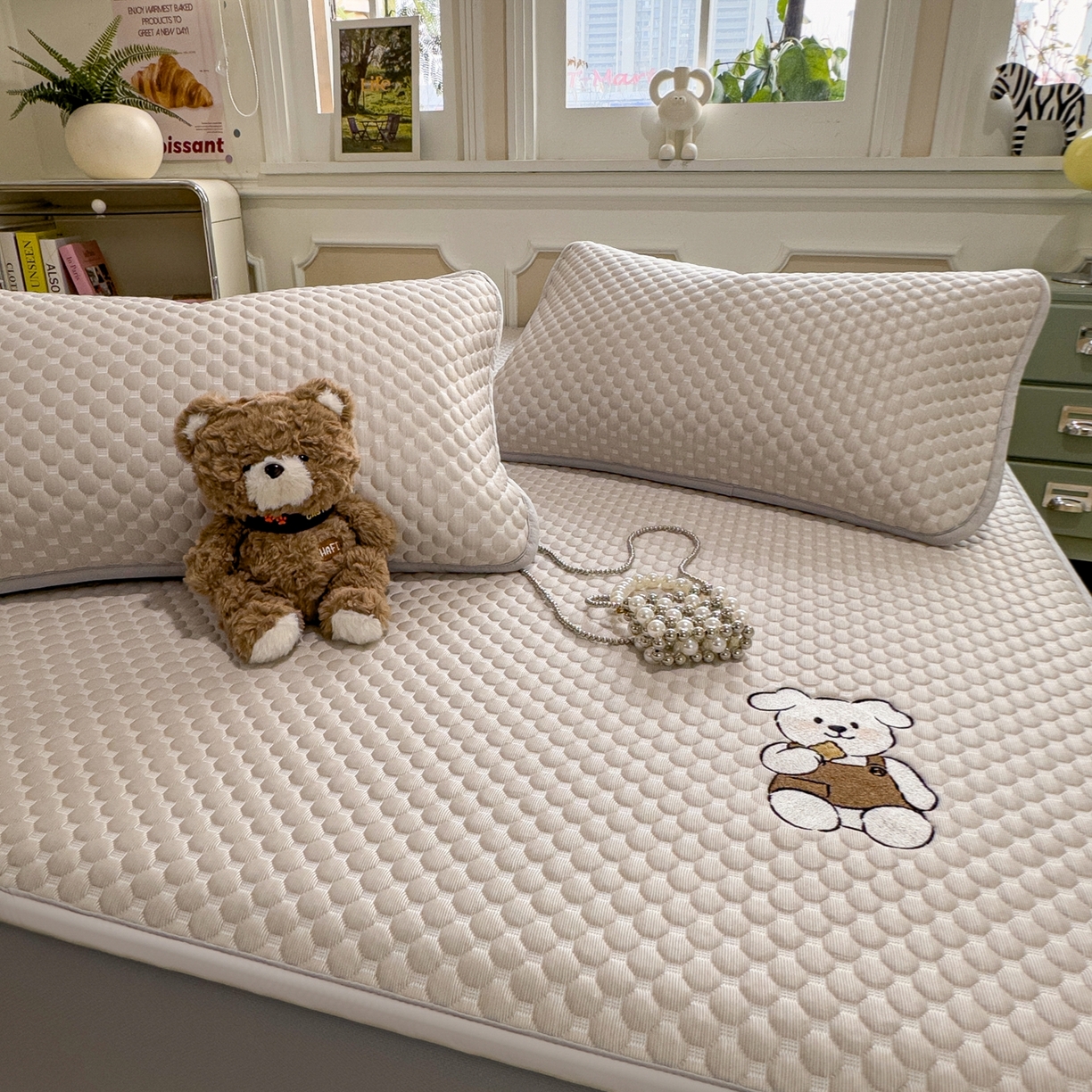 91家纺网 家纺一手货源 找家纺 卡初家居（原微来） 2026新款冰豆豆凉席刺绣款凉席席子-小熊饼干 椰子灰-床笠款