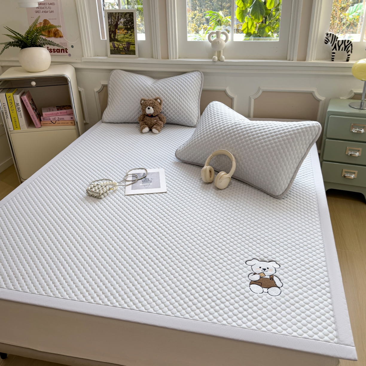 91家纺网 家纺一手货源 找家纺 卡初家居（原微来） 2026新款冰豆豆凉席刺绣款凉席席子-小熊饼干 薇薇蓝-床铺款