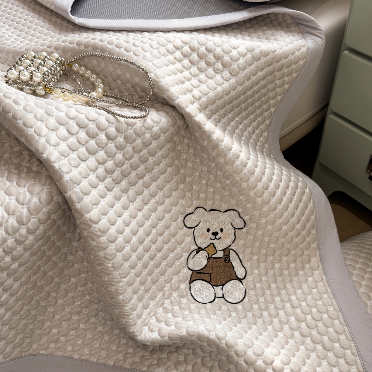 91家纺网 家纺一手货源 找家纺 卡初家居（原微来） 2026新款冰豆豆凉席刺绣款凉席席子-小熊饼干 椰子灰-床铺款