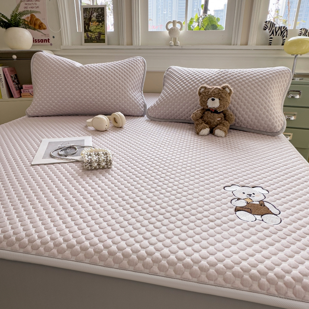 91家纺网 家纺一手货源 找家纺 卡初家居（原微来） 2026新款冰豆豆凉席刺绣款凉席席子-小熊饼干 香芋紫-床笠款