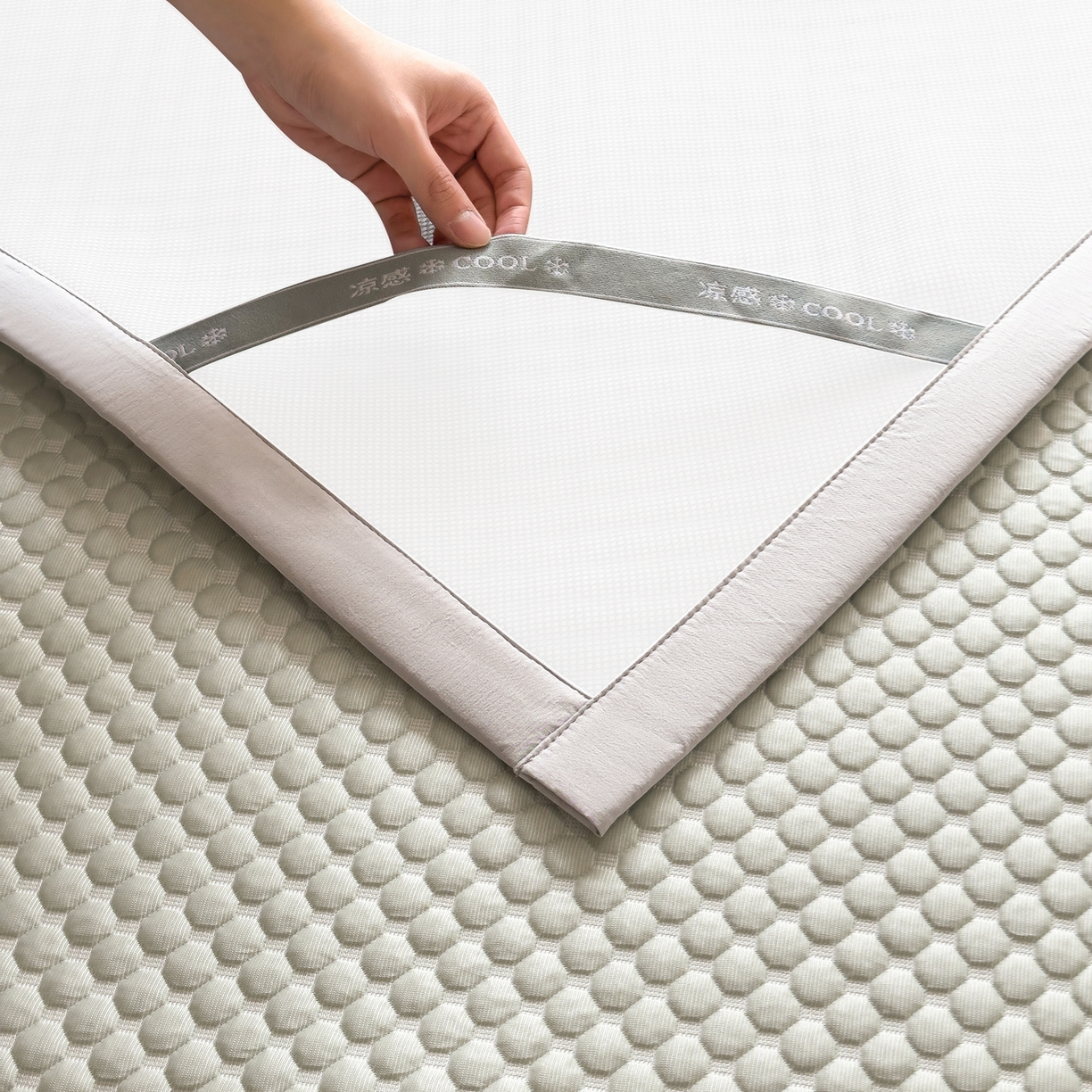 91家纺网 家纺一手货源 找家纺 卡初家居（原微来） 2026新款冰豆豆凉席刺绣款凉席席子-小熊饼干 果绿-床铺款