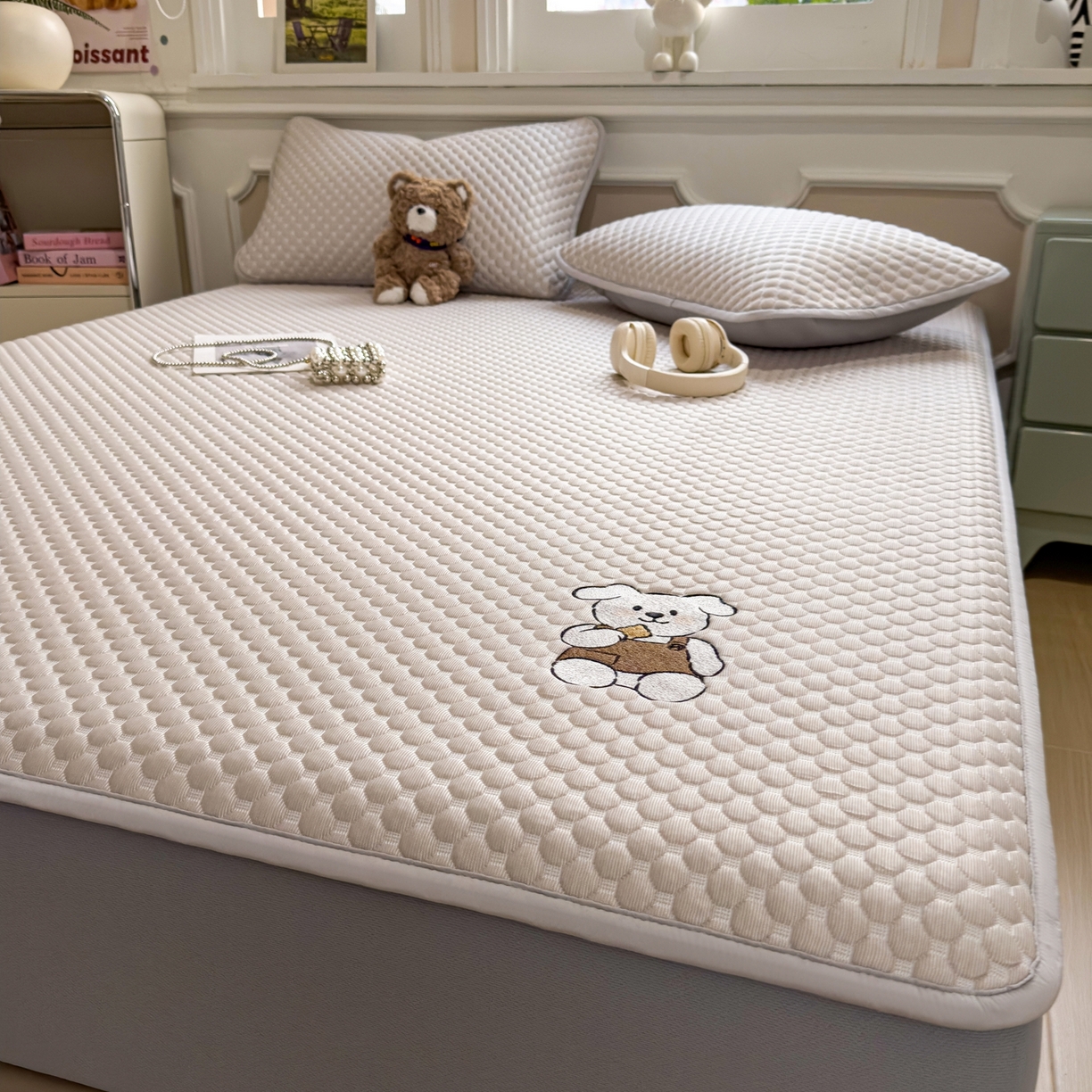 91家纺网 家纺一手货源 找家纺 卡初家居（原微来） 2026新款冰豆豆凉席刺绣款凉席席子-小熊饼干 椰子灰-床笠款