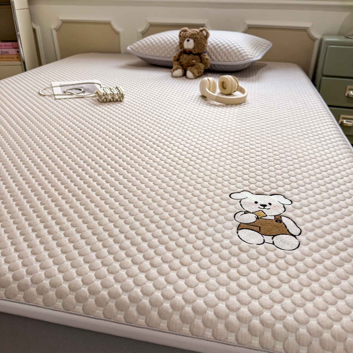 91家纺网 家纺一手货源 找家纺 卡初家居（原微来） 2026新款冰豆豆凉席刺绣款凉席席子-小熊饼干 椰子灰-床笠款