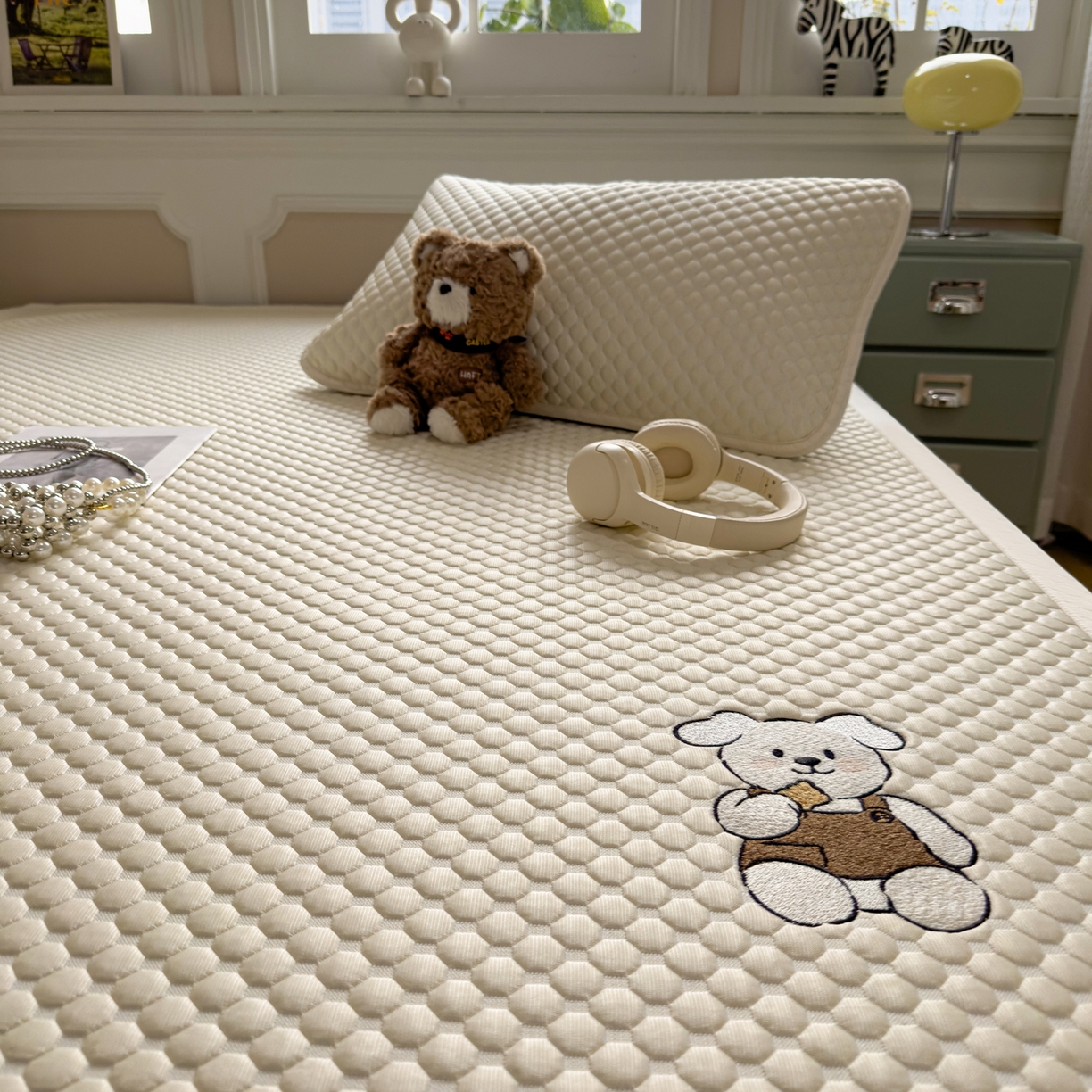 91家纺网 家纺一手货源 找家纺 卡初家居（原微来） 2026新款冰豆豆凉席刺绣款凉席席子-小熊饼干 奶酪黄-床铺款