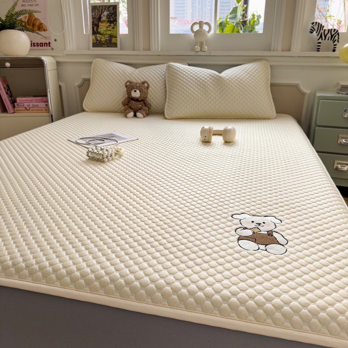 91家纺网 家纺一手货源 找家纺 卡初家居（原微来） 2026新款冰豆豆凉席刺绣款凉席席子-小熊饼干 奶酪黄-床笠款