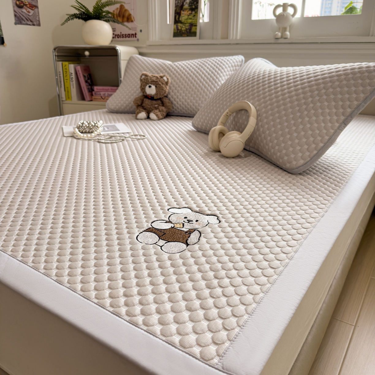 91家纺网 家纺一手货源 找家纺 卡初家居（原微来） 2026新款冰豆豆凉席刺绣款凉席席子-小熊饼干 椰子灰-床铺款