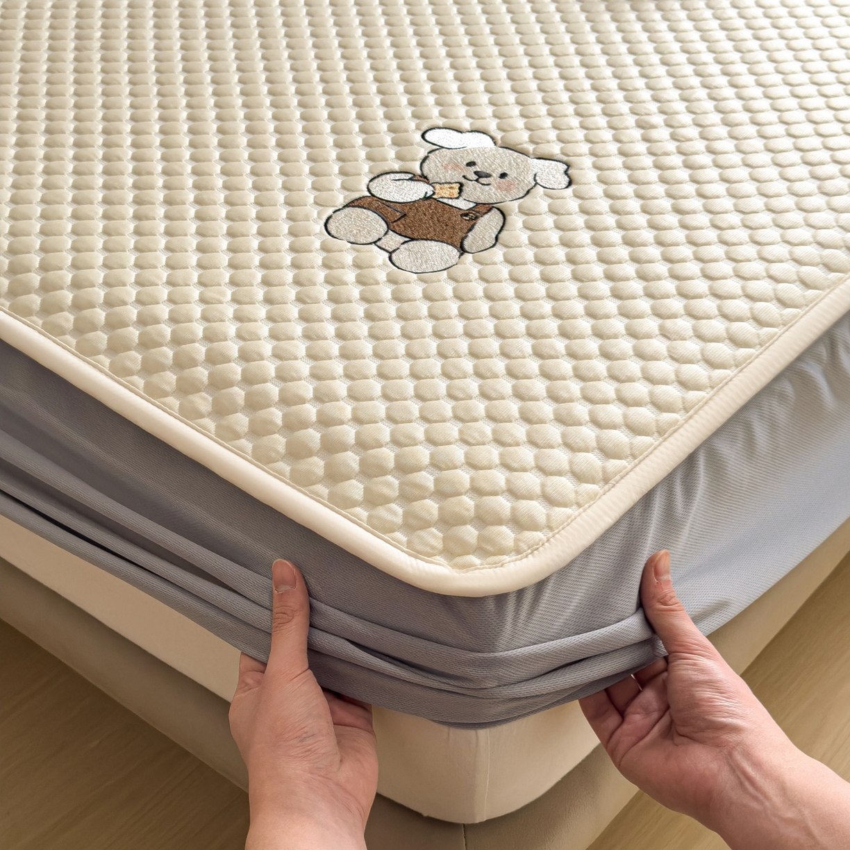 91家纺网 家纺一手货源 找家纺 卡初家居（原微来） 2026新款冰豆豆凉席刺绣款凉席席子-小熊饼干 奶酪黄-床笠款