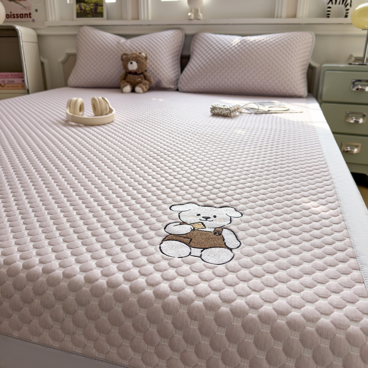 91家纺网 家纺一手货源 找家纺 卡初家居（原微来） 2026新款冰豆豆凉席刺绣款凉席席子-小熊饼干 香芋紫-床铺款