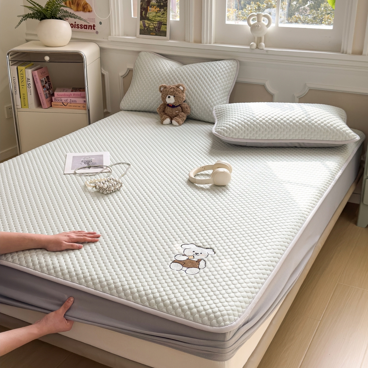 91家纺网 家纺一手货源 找家纺 卡初家居（原微来） 2026新款冰豆豆凉席刺绣款凉席席子-小熊饼干 果绿-床笠款