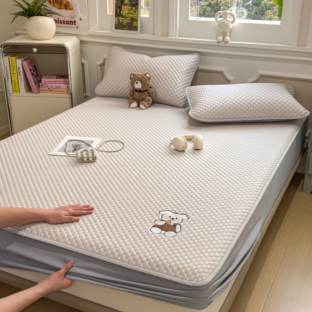 91家纺网 家纺一手货源 找家纺 卡初家居（原微来） 2026新款冰豆豆凉席刺绣款凉席席子-小熊饼干 椰子灰-床笠款