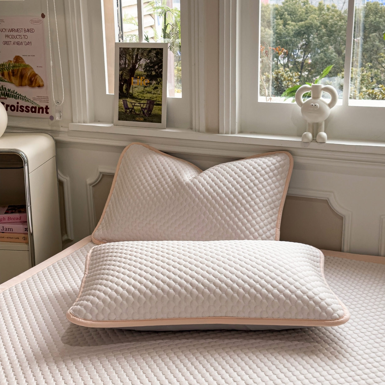 91家纺网 家纺一手货源 找家纺 （总）卡初家居（原微来） 2026新款冰豆豆凉席刺绣款凉席席子-小熊饼干