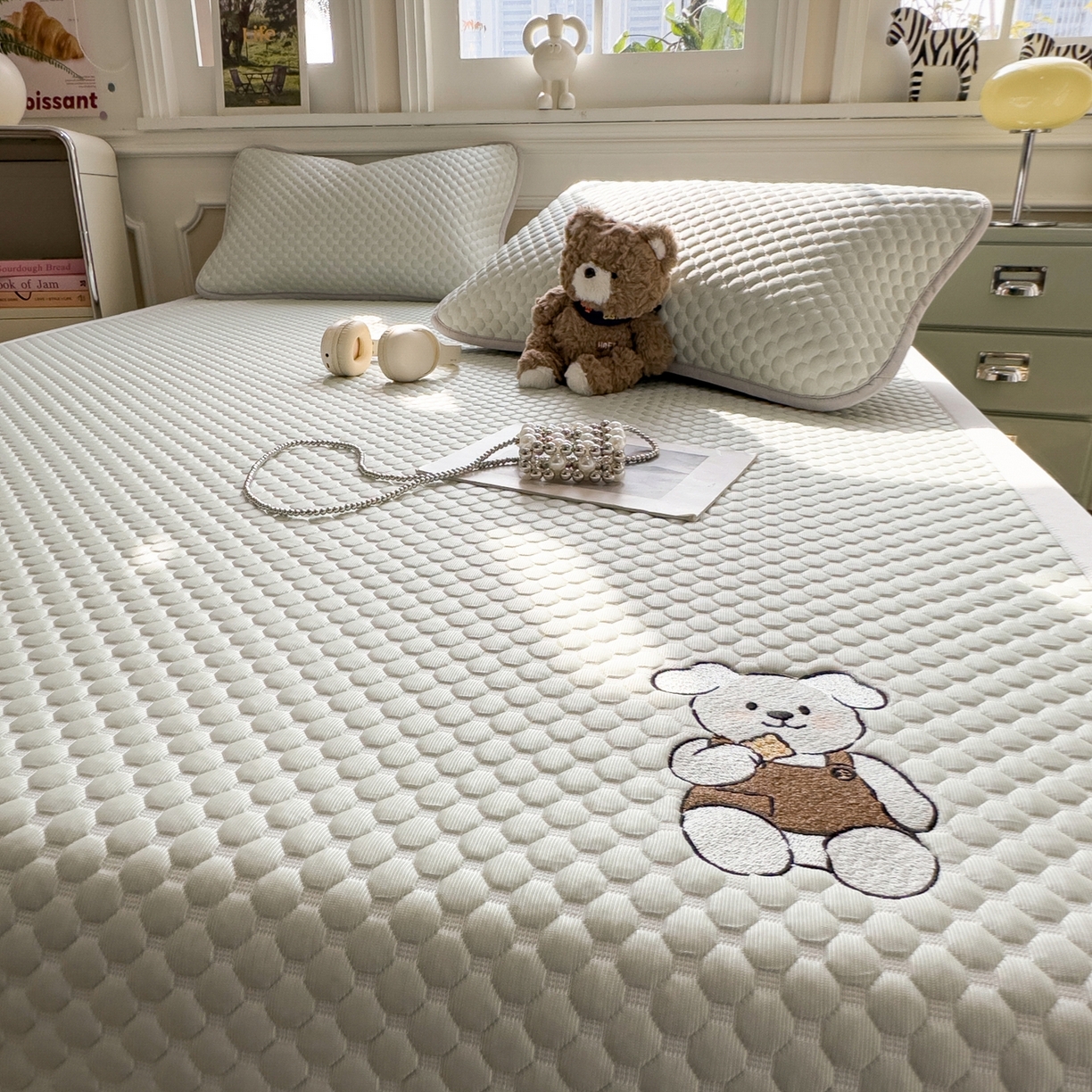 91家纺网 家纺一手货源 找家纺 卡初家居（原微来） 2026新款冰豆豆凉席刺绣款凉席席子-小熊饼干 果绿-床铺款