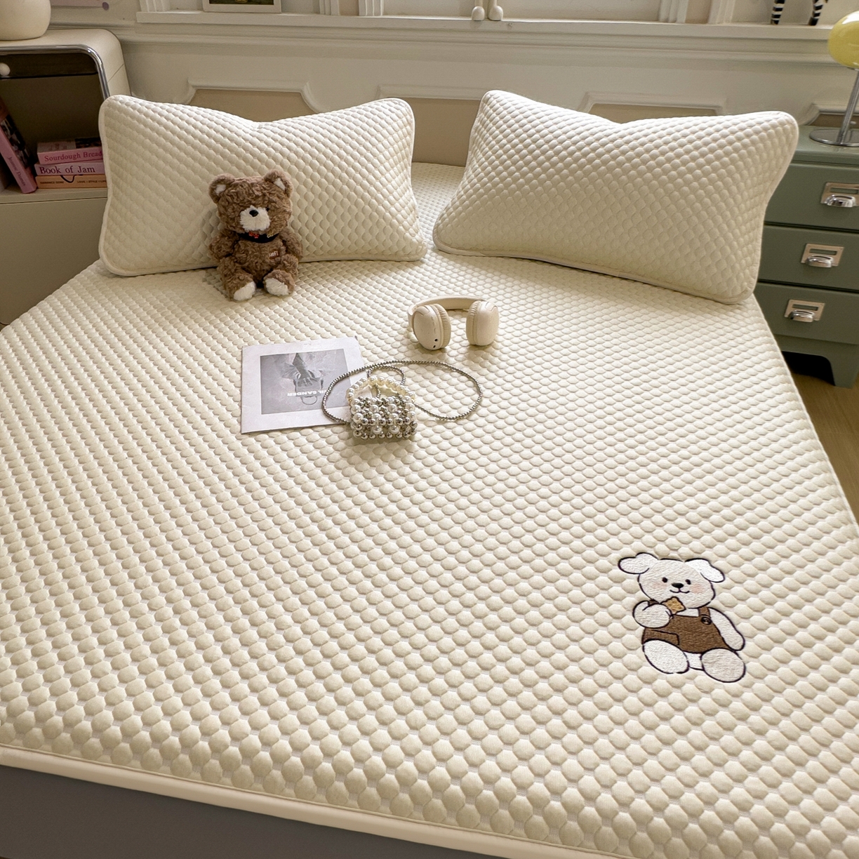 91家纺网 家纺一手货源 找家纺 卡初家居（原微来） 2026新款冰豆豆凉席刺绣款凉席席子-小熊饼干 奶酪黄-床笠款