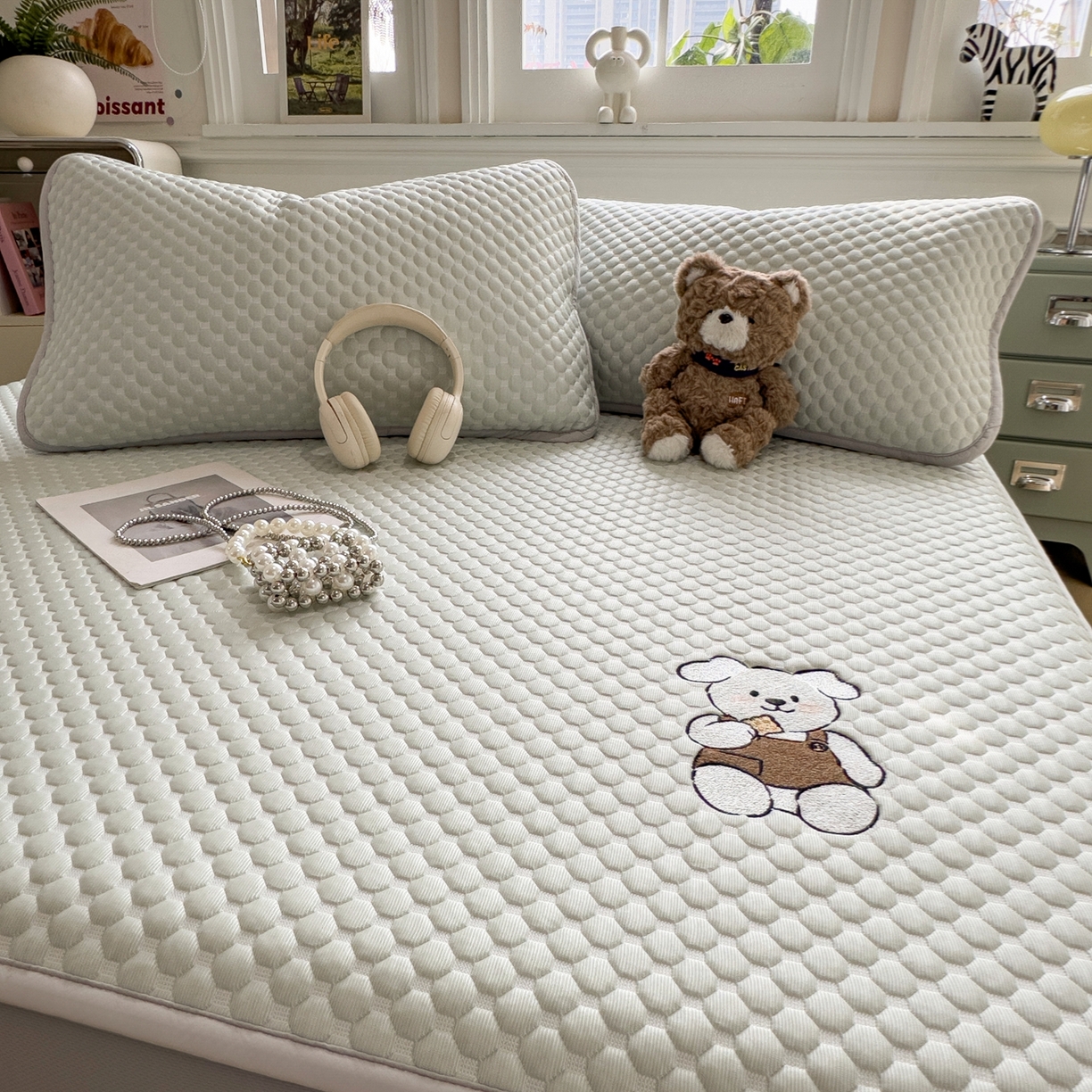 91家纺网 家纺一手货源 找家纺 卡初家居（原微来） 2026新款冰豆豆凉席刺绣款凉席席子-小熊饼干 果绿-床笠款