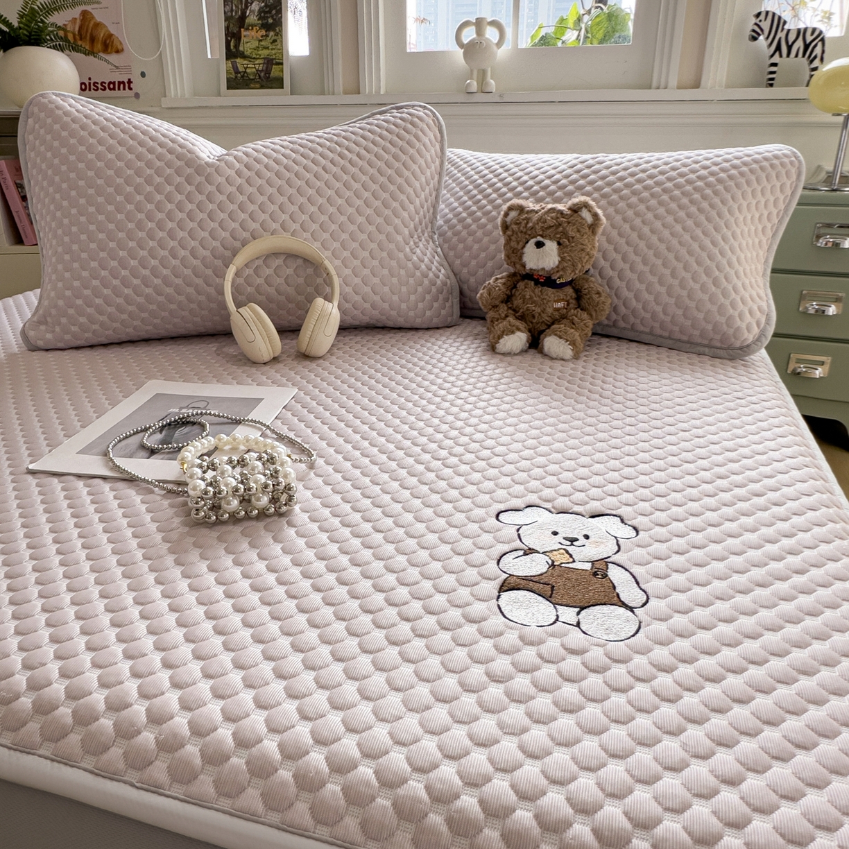 91家纺网 家纺一手货源 找家纺 卡初家居（原微来） 2026新款冰豆豆凉席刺绣款凉席席子-小熊饼干 香芋紫-床笠款