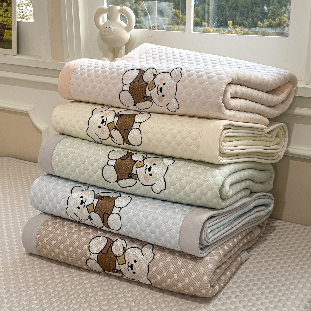 91家纺网 家纺一手货源 找家纺 卡初家居（原微来） 2026新款冰豆豆凉席刺绣款凉席席子-小熊饼干 组合图仅供展示-不可下单