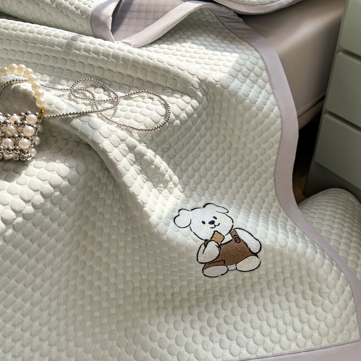 91家纺网 家纺一手货源 找家纺 卡初家居（原微来） 2026新款冰豆豆凉席刺绣款凉席席子-小熊饼干 果绿-床铺款