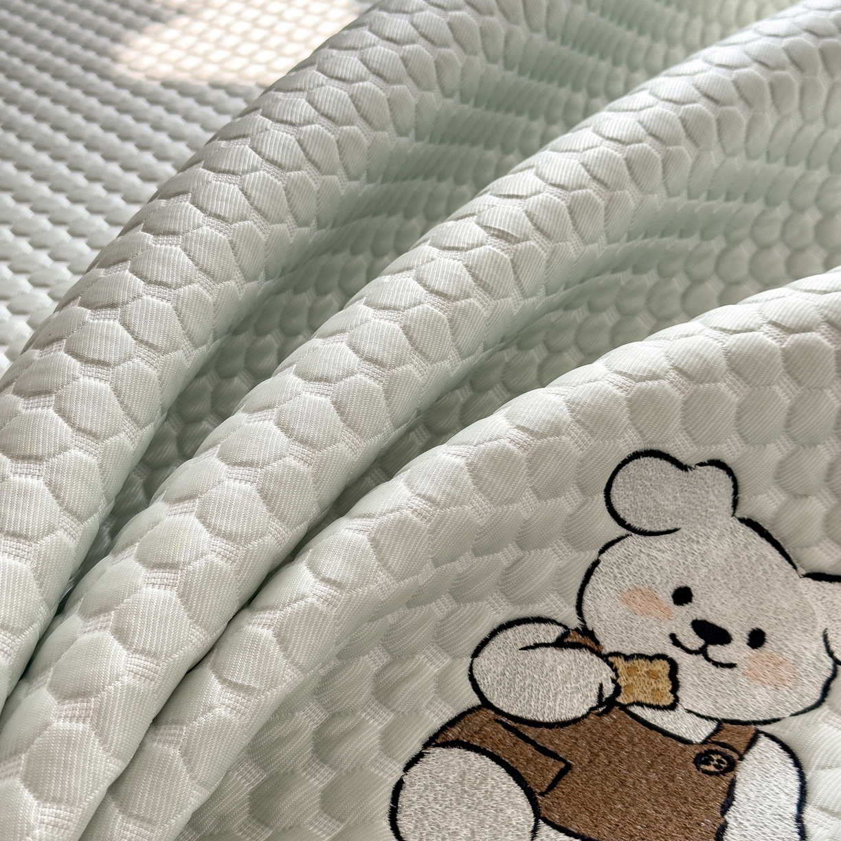 91家纺网 家纺一手货源 找家纺 卡初家居（原微来） 2026新款冰豆豆凉席刺绣款凉席席子-小熊饼干 果绿-床铺款