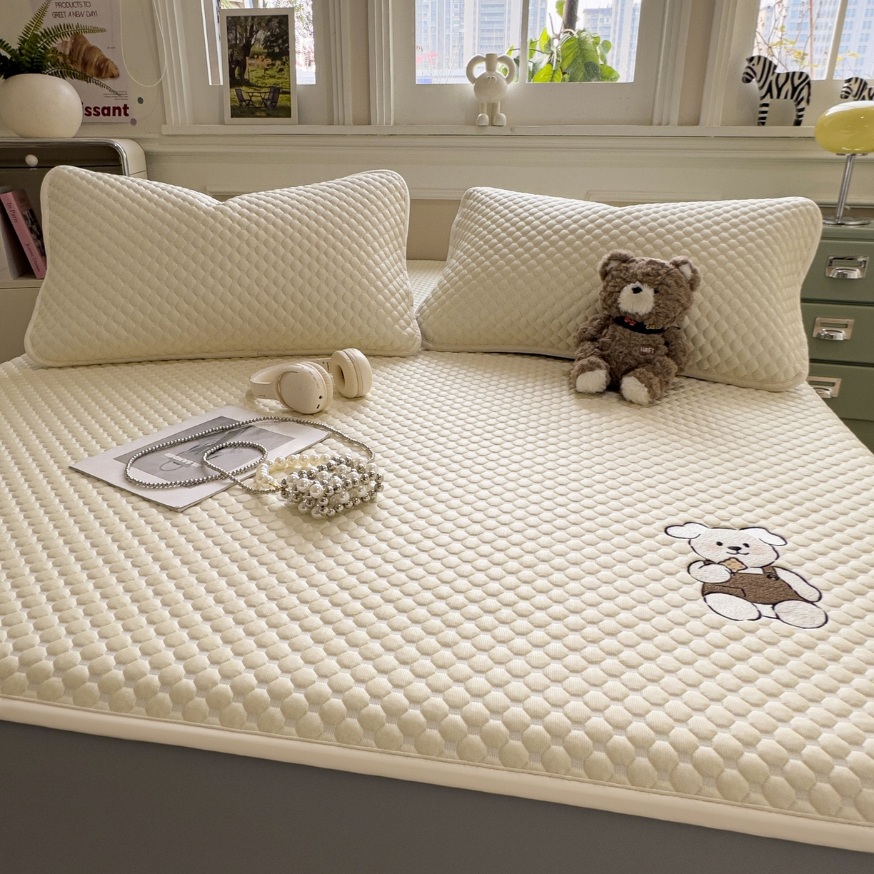 91家纺网 家纺一手货源 找家纺 卡初家居（原微来） 2026新款冰豆豆凉席刺绣款凉席席子-小熊饼干 奶酪黄-床笠款