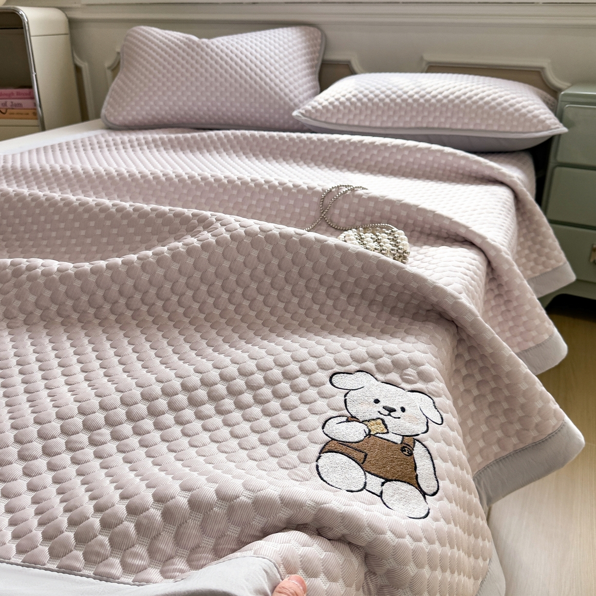 91家纺网 家纺一手货源 找家纺 卡初家居（原微来） 2026新款冰豆豆凉席刺绣款凉席席子-小熊饼干 香芋紫-床铺款