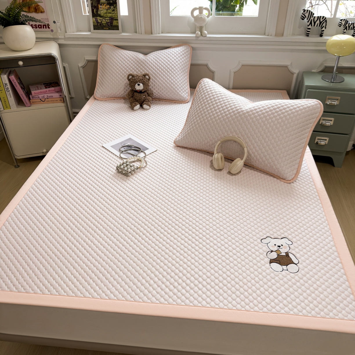 91家纺网 家纺一手货源 找家纺 卡初家居（原微来） 2026新款冰豆豆凉席刺绣款凉席席子-小熊饼干 芭蕾粉-床铺款