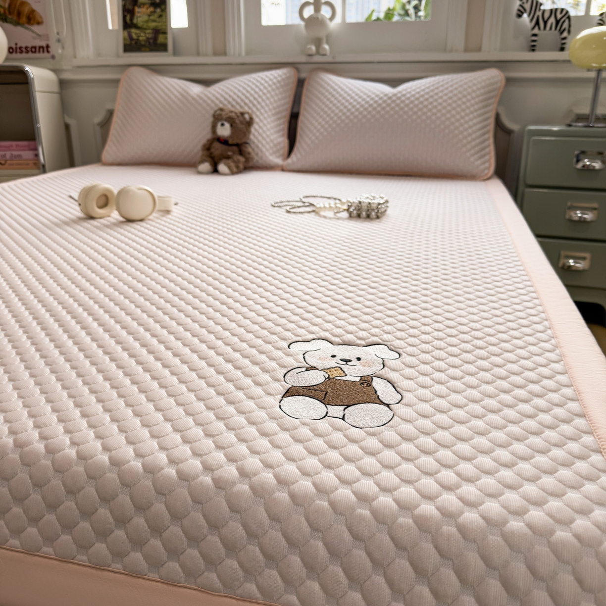 91家纺网 家纺一手货源 找家纺 卡初家居（原微来） 2026新款冰豆豆凉席刺绣款凉席席子-小熊饼干 芭蕾粉-床铺款