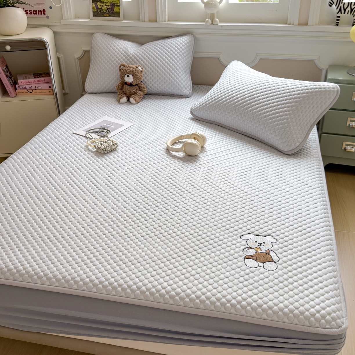 91家纺网 家纺一手货源 找家纺 卡初家居（原微来） 2026新款冰豆豆凉席刺绣款凉席席子-小熊饼干 薇薇蓝-床笠款