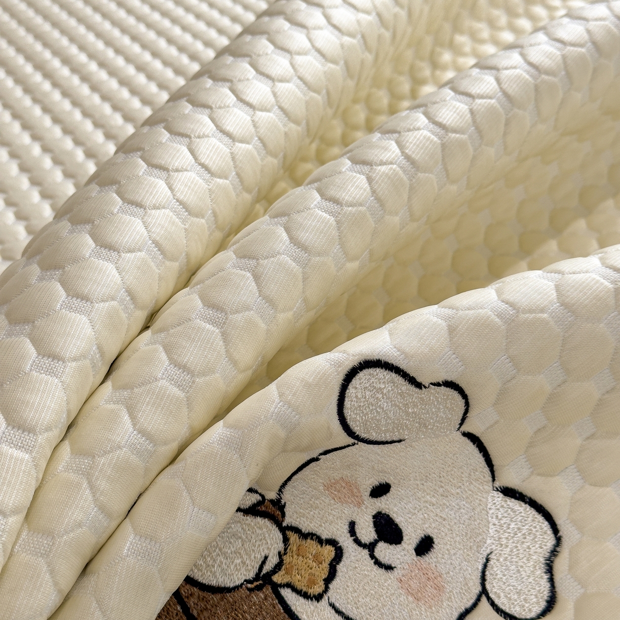 91家纺网 家纺一手货源 找家纺 卡初家居（原微来） 2026新款冰豆豆凉席刺绣款凉席席子-小熊饼干 奶酪黄-床铺款