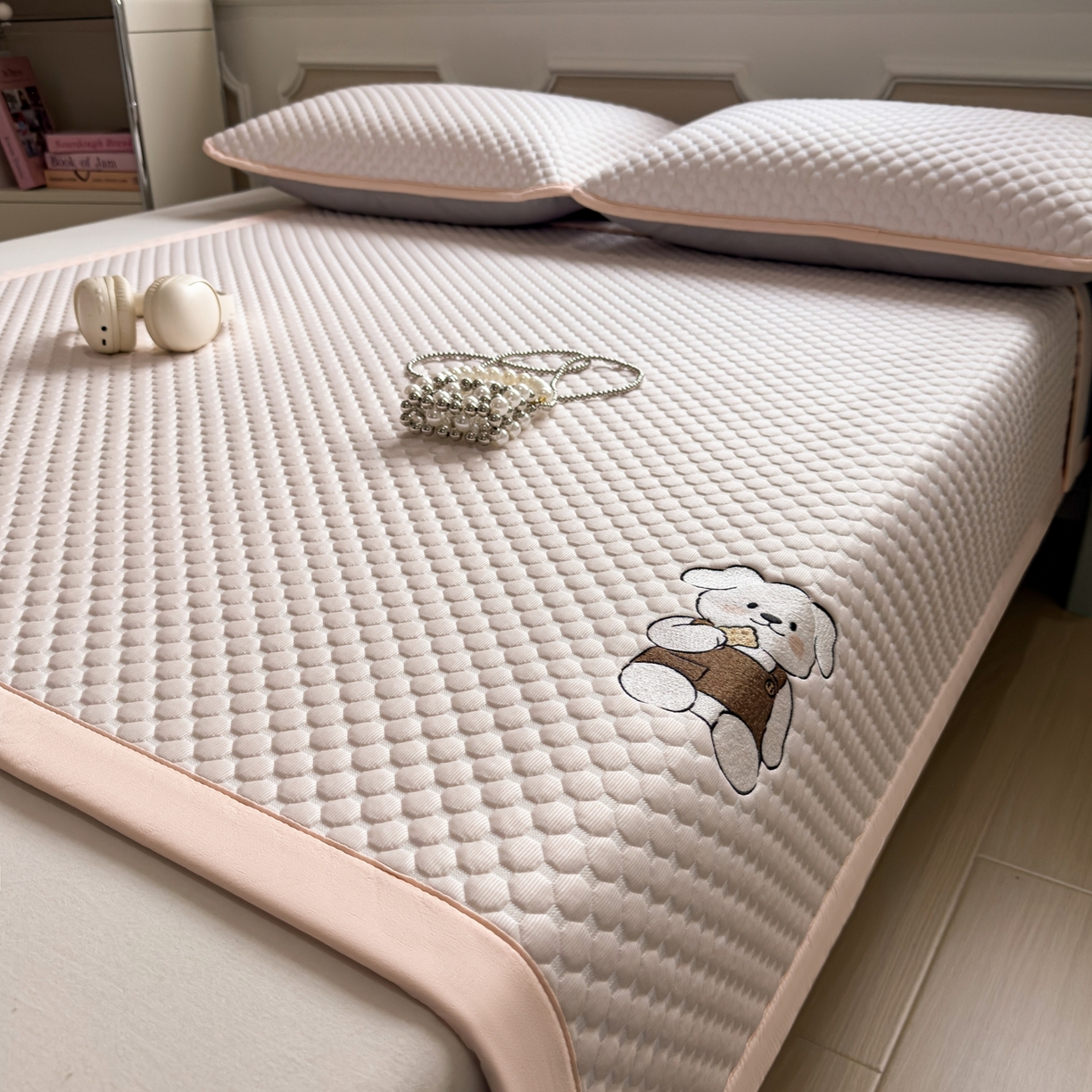 91家纺网 家纺一手货源 找家纺 卡初家居（原微来） 2026新款冰豆豆凉席刺绣款凉席席子-小熊饼干 芭蕾粉-床铺款