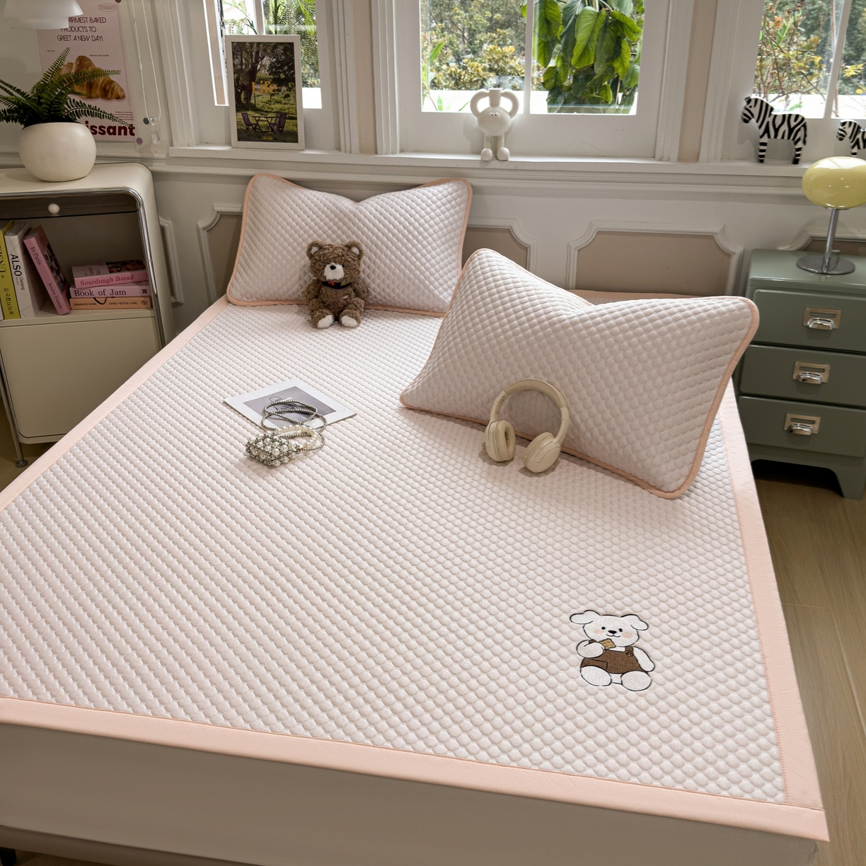 91家纺网 家纺一手货源 找家纺 卡初家居（原微来） 2026新款冰豆豆凉席刺绣款凉席席子-小熊饼干 芭蕾粉-床铺款