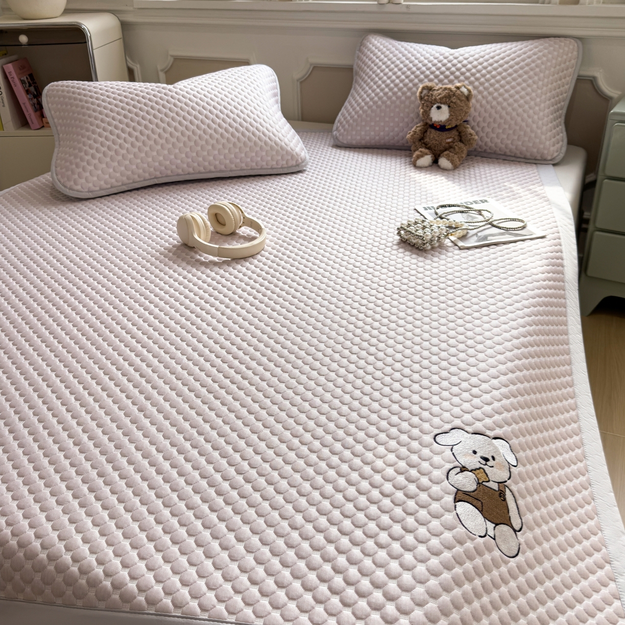 91家纺网 家纺一手货源 找家纺 卡初家居（原微来） 2026新款冰豆豆凉席刺绣款凉席席子-小熊饼干 香芋紫-床铺款