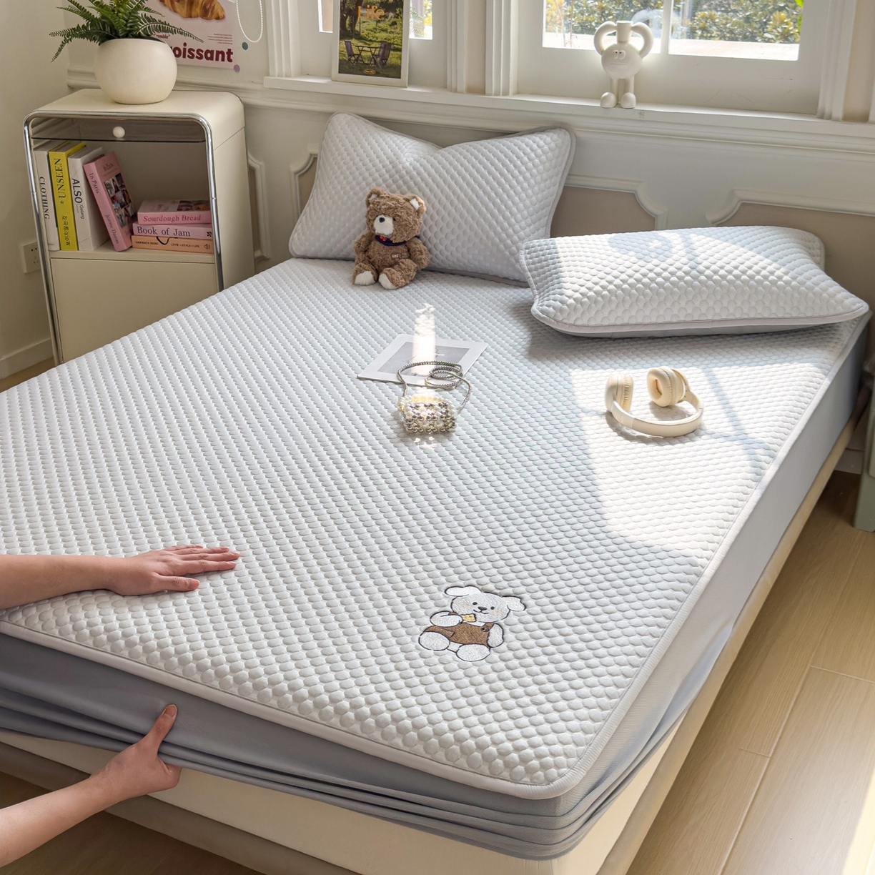 91家纺网 家纺一手货源 找家纺 卡初家居（原微来） 2026新款冰豆豆凉席刺绣款凉席席子-小熊饼干 薇薇蓝-床笠款