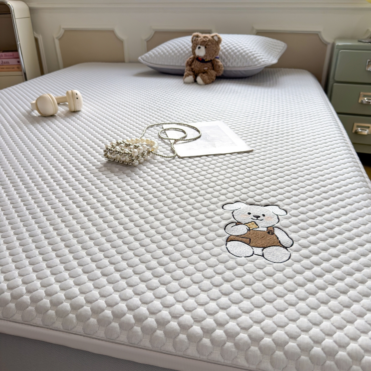 91家纺网 家纺一手货源 找家纺 卡初家居（原微来） 2026新款冰豆豆凉席刺绣款凉席席子-小熊饼干 薇薇蓝-床笠款