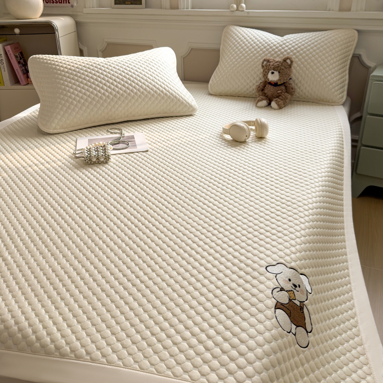 91家纺网 家纺一手货源 找家纺 卡初家居（原微来） 2026新款冰豆豆凉席刺绣款凉席席子-小熊饼干 奶酪黄-床铺款