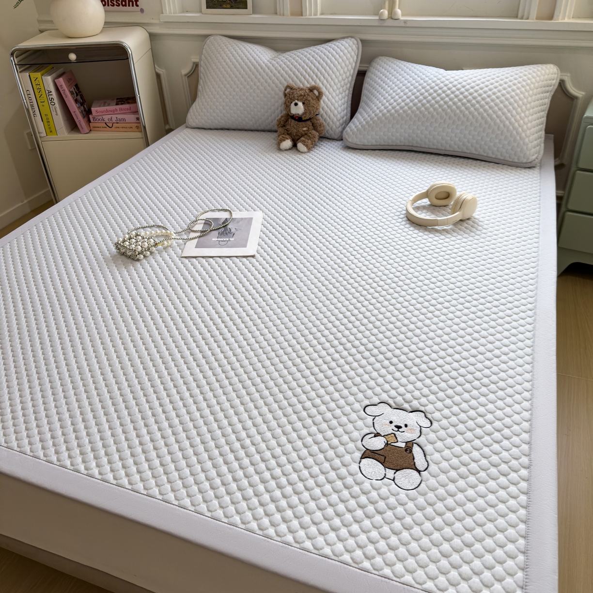 91家纺网 家纺一手货源 找家纺 卡初家居（原微来） 2026新款冰豆豆凉席刺绣款凉席席子-小熊饼干 薇薇蓝-床铺款