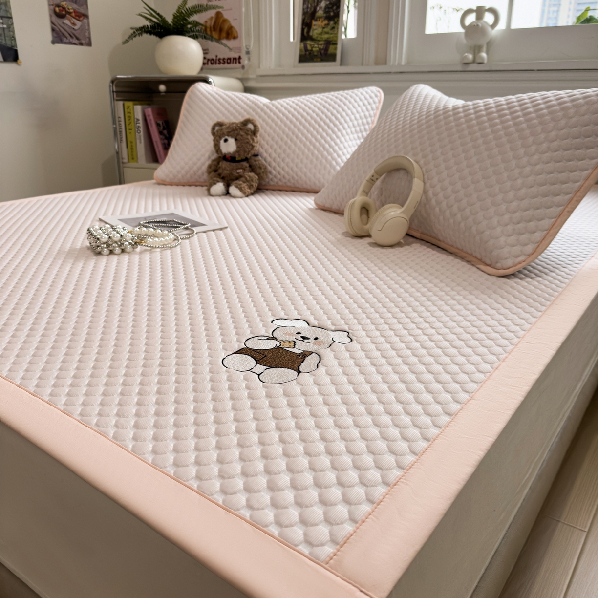 91家纺网 家纺一手货源 找家纺 （总）卡初家居（原微来） 2026新款冰豆豆凉席刺绣款凉席席子-小熊饼干