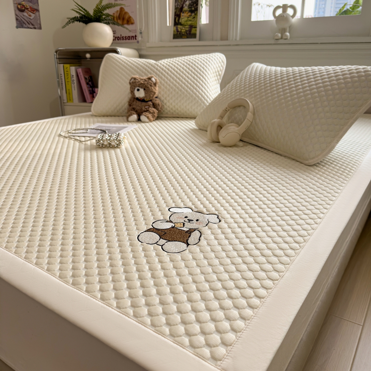 91家纺网 家纺一手货源 找家纺 卡初家居（原微来） 2026新款冰豆豆凉席刺绣款凉席席子-小熊饼干 奶酪黄-床铺款