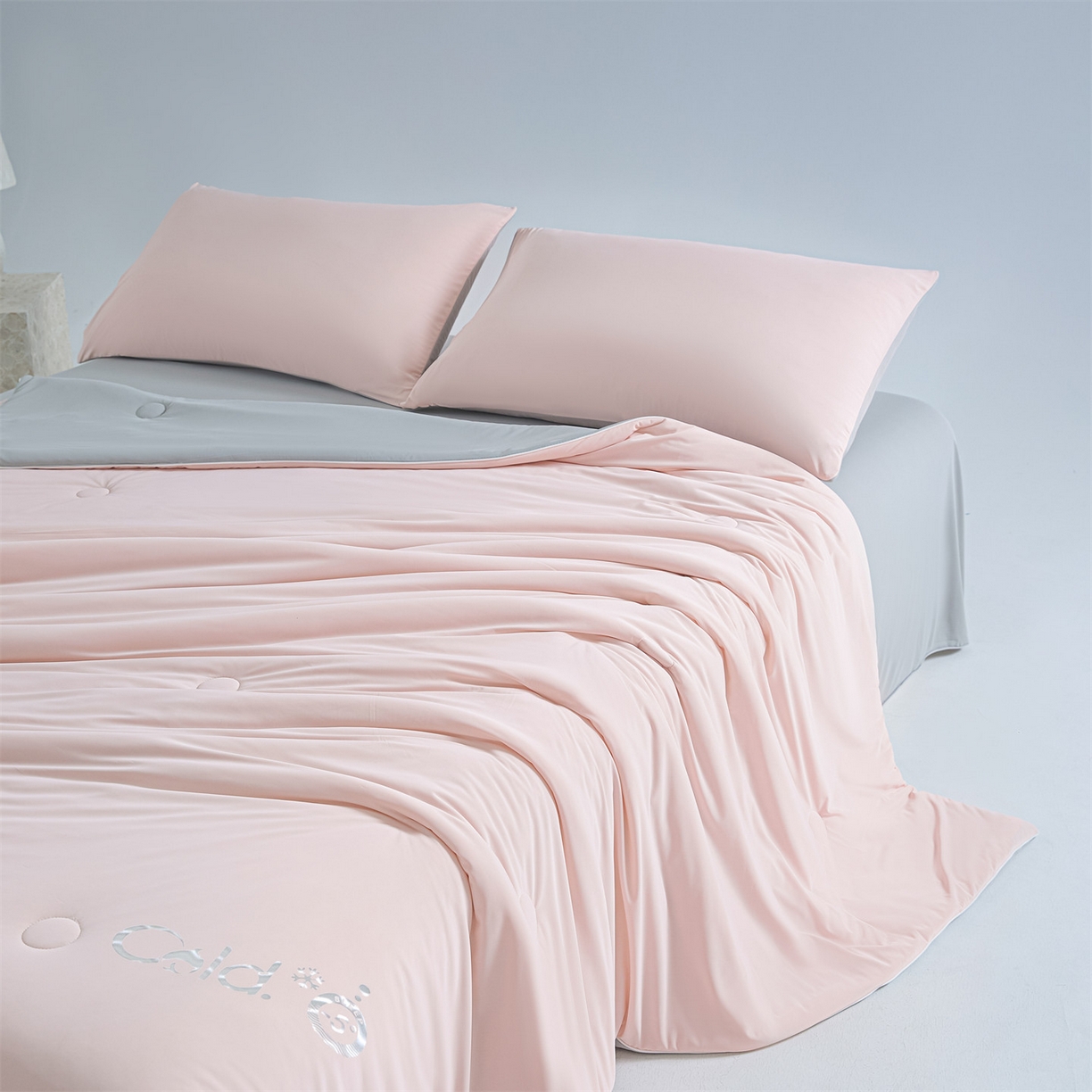 91家纺网 家纺一手货源 找家纺 永耀家纺 2026新款纯色双拼凉感丝大豆夏被夏凉被空调被 凉感-粉灰