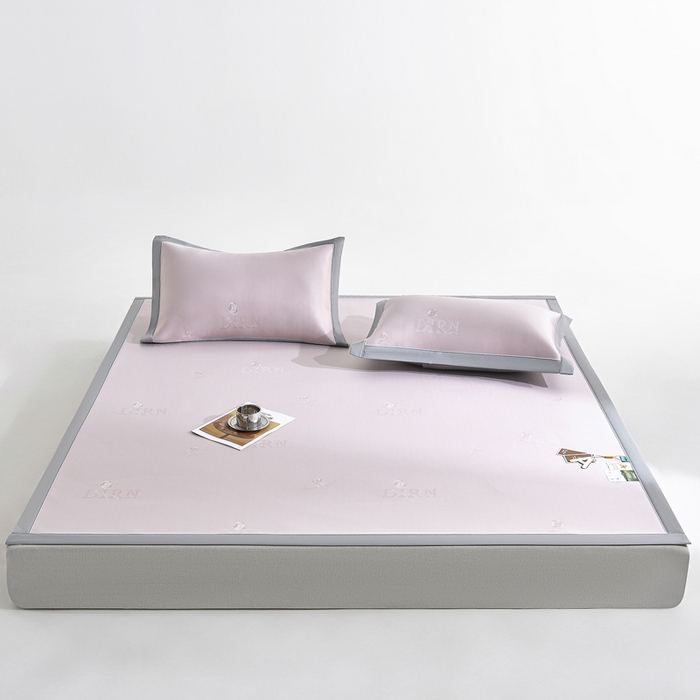 91家纺网 家纺一手货源 找家纺 小牛席业 2026新款【实拍风格】双PE高凉感-迪恩玫瑰提花冰丝席凉席竹席藤席冰藤席乳胶席豆豆席 粉色