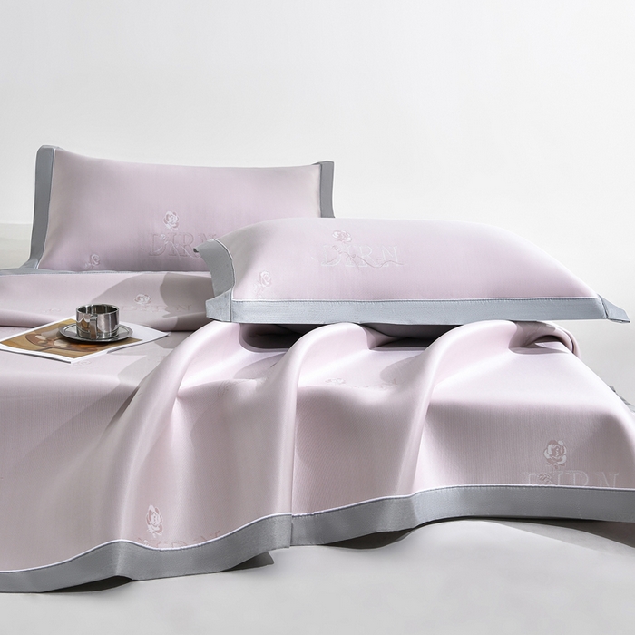 91家纺网 家纺一手货源 找家纺 小牛席业 2026新款【实拍风格】双PE高凉感-迪恩玫瑰提花冰丝席凉席竹席藤席冰藤席乳胶席豆豆席 粉色