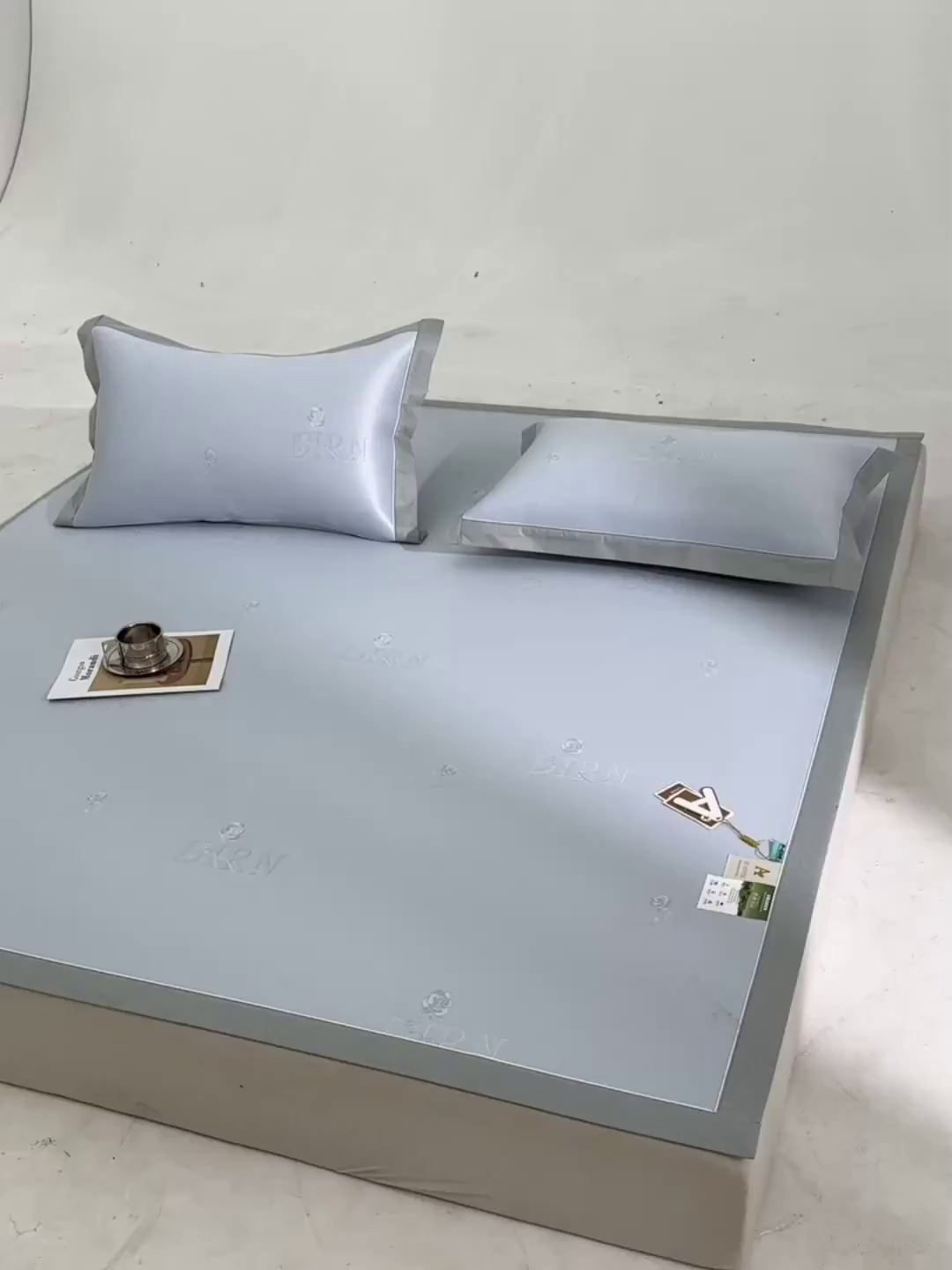 91家纺网 家纺一手货源 找家纺 小牛席业 2026新款【实拍风格】双PE高凉感-迪恩玫瑰提花冰丝席凉席竹席藤席冰藤席乳胶席豆豆席 蓝色