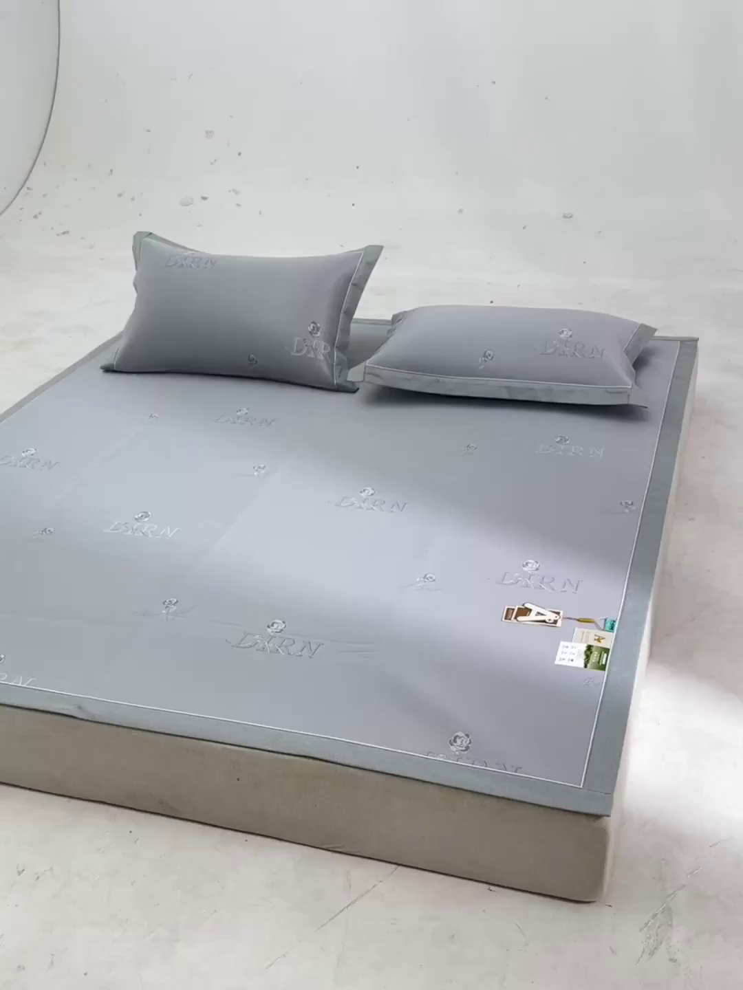 91家纺网 家纺一手货源 找家纺 （总）小牛席业 2026新款【实拍风格】双PE高凉感-迪恩玫瑰提花冰丝席凉席竹席藤席冰藤席乳胶席豆豆席