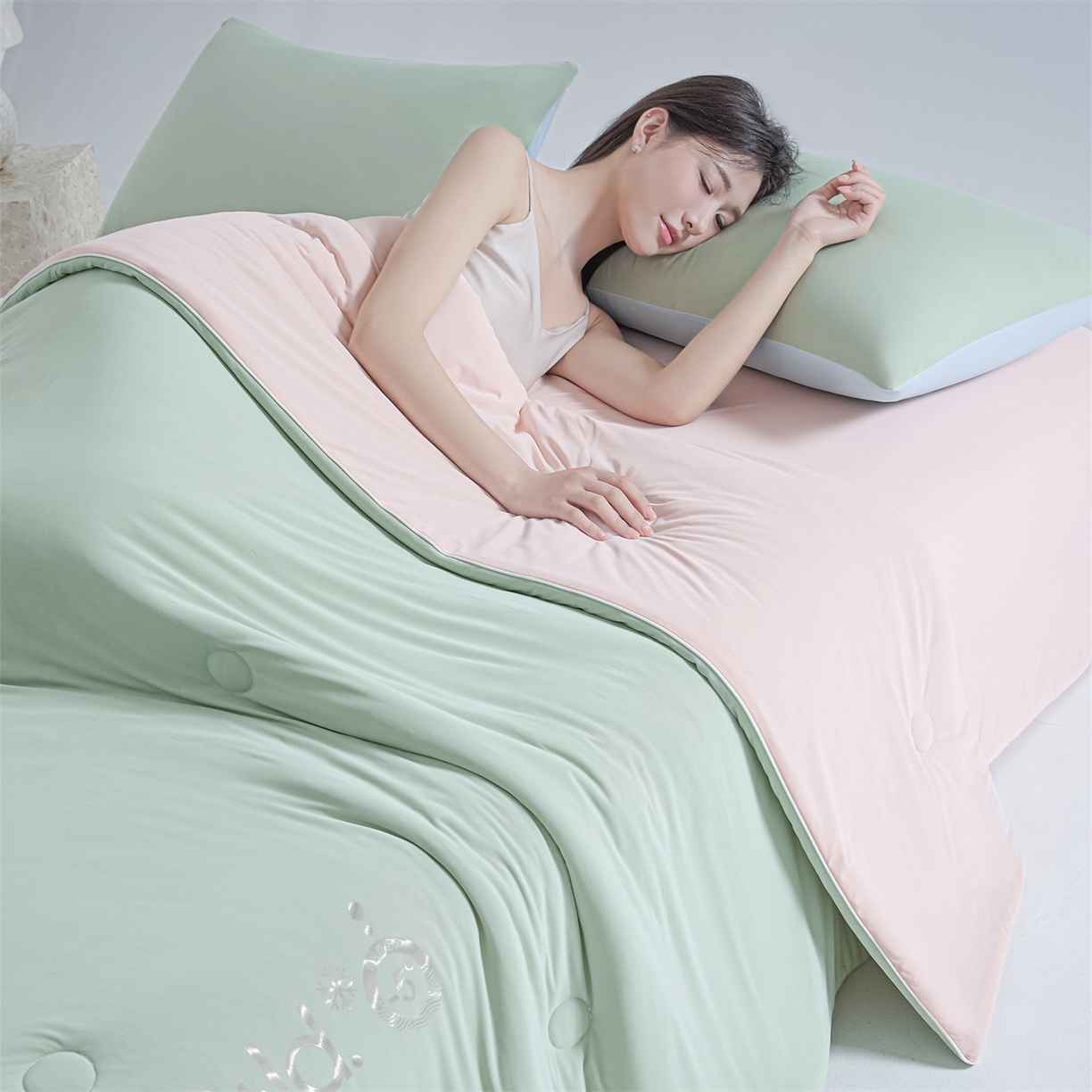 91家纺网 家纺一手货源 找家纺 永耀家纺 2026新款纯色双拼凉感丝大豆夏被夏凉被空调被 凉感-绿粉