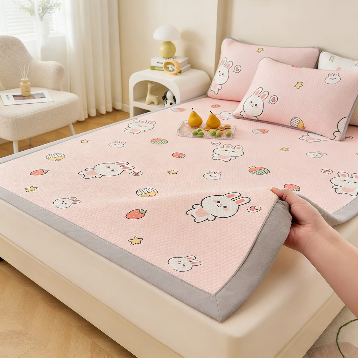 91家纺网 家纺一手货源 找家纺 奇丝雅 2026新款A类印花冰豆豆凉席三明治透气网冰丝凉席家用双人冰丝席床单可机洗大床图 大床款-巴比兔