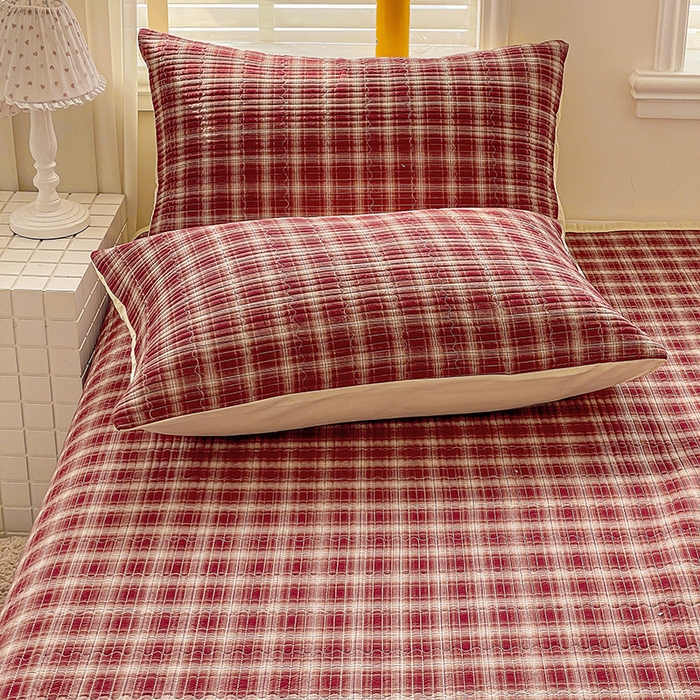 91家纺网 家纺一手货源 找家纺 梦精灵家纺 2026新款全棉纯棉色织水洗棉四件套绗缝夹棉床盖防滑床单四季通用米单人学生宿舍 米兰红