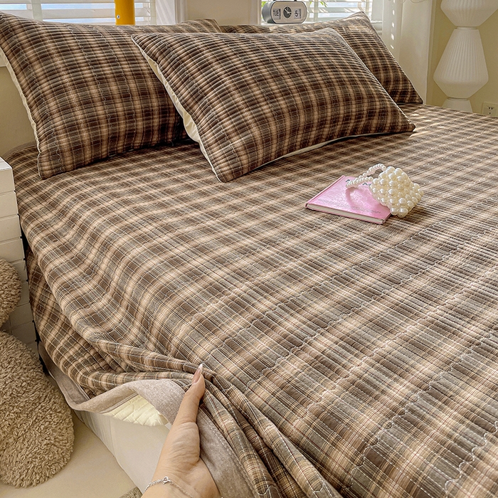 91家纺网 家纺一手货源 找家纺 梦精灵家纺 2026新款全棉纯棉色织水洗棉四件套绗缝夹棉床盖防滑床单四季通用米单人学生宿舍 米兰咖