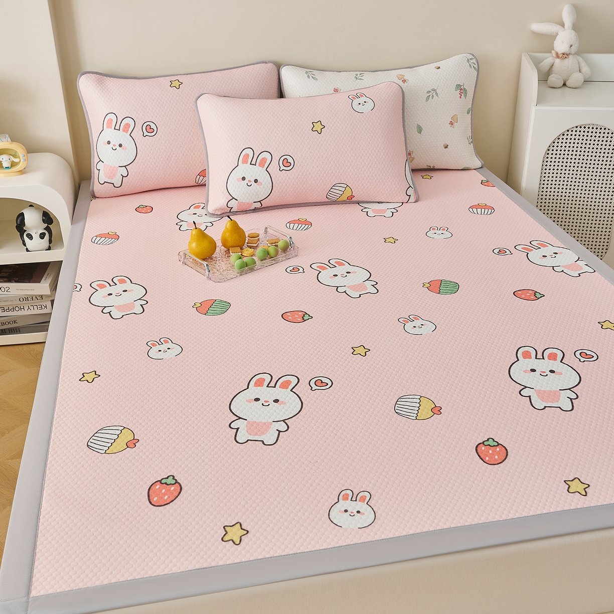 91家纺网 家纺一手货源 找家纺 奇丝雅 2026新款A类印花冰豆豆凉席三明治透气网冰丝凉席家用双人冰丝席床单可机洗大床图 大床款-巴比兔