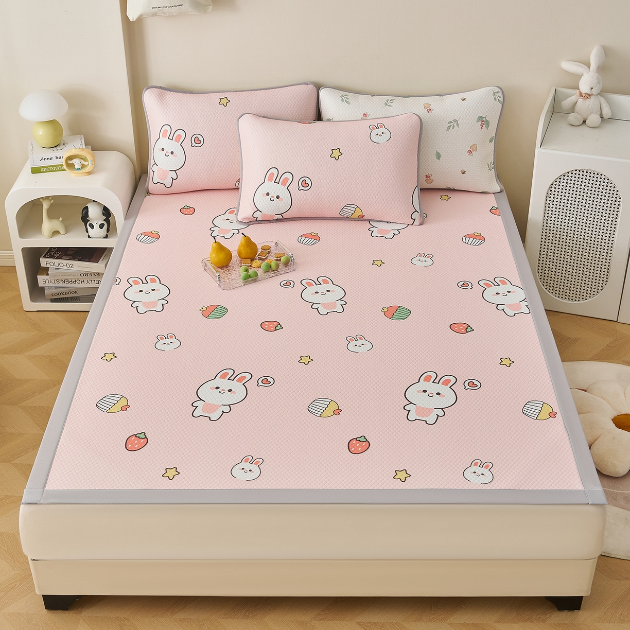 91家纺网 家纺一手货源 找家纺 奇丝雅 2026新款A类印花冰豆豆凉席三明治透气网冰丝凉席家用双人冰丝席床单可机洗大床图 大床款-巴比兔