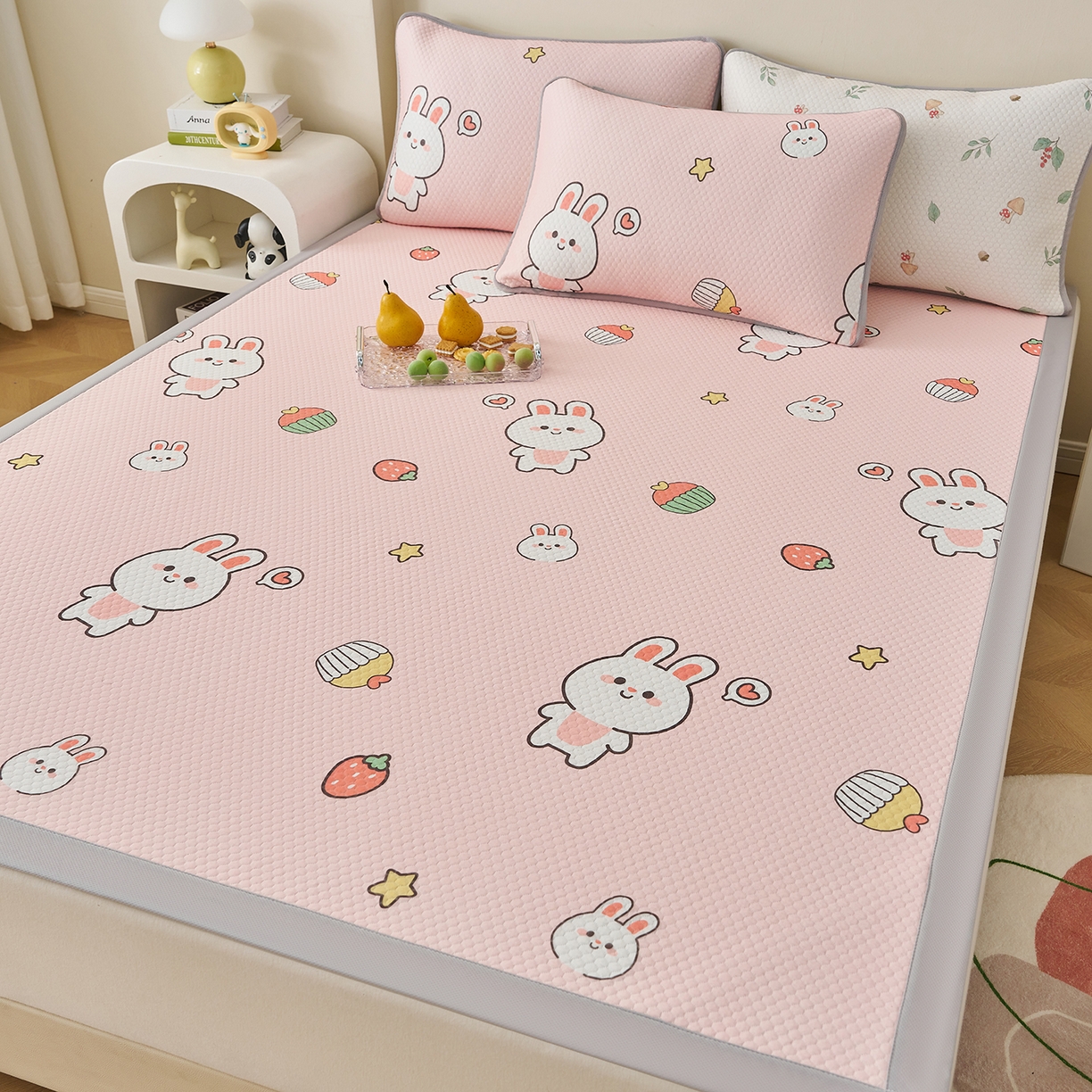 91家纺网 家纺一手货源 找家纺 奇丝雅 2026新款A类印花冰豆豆凉席三明治透气网冰丝凉席家用双人冰丝席床单可机洗大床图 大床款-巴比兔