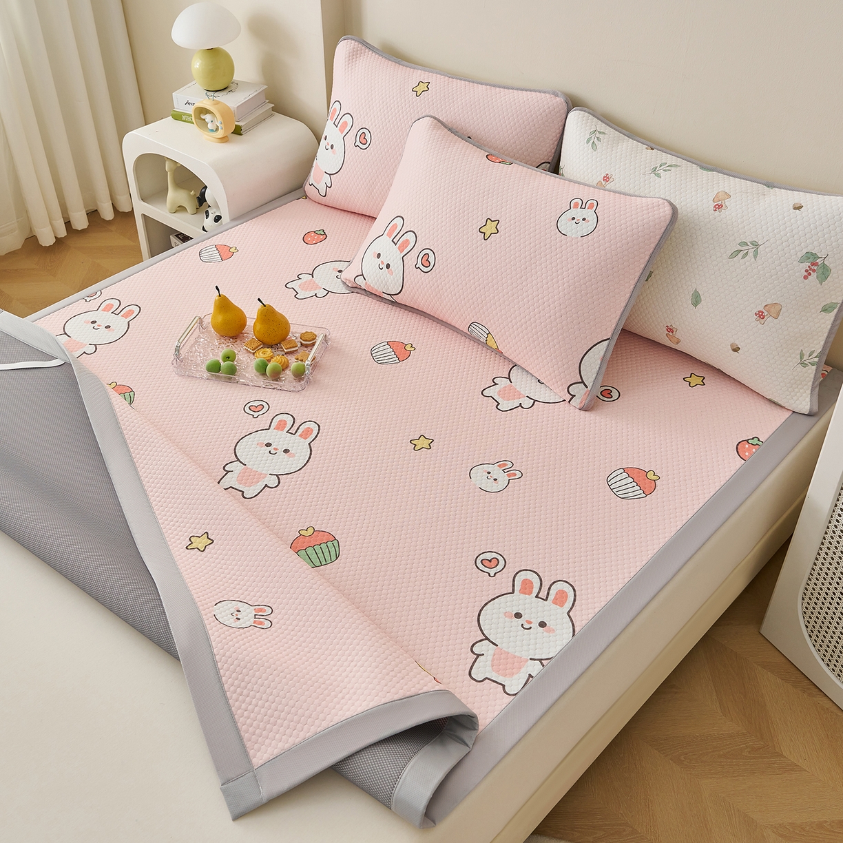 91家纺网 家纺一手货源 找家纺 奇丝雅 2026新款A类印花冰豆豆凉席三明治透气网冰丝凉席家用双人冰丝席床单可机洗大床图 大床款-巴比兔